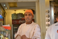 продавец на рынке Кармель