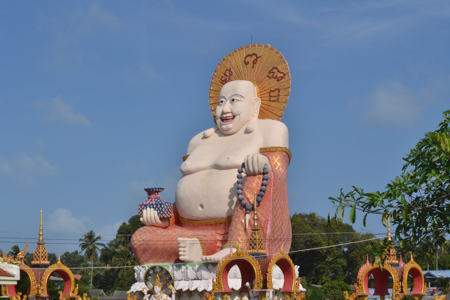 статуя улыбающегося будды на Самуи
